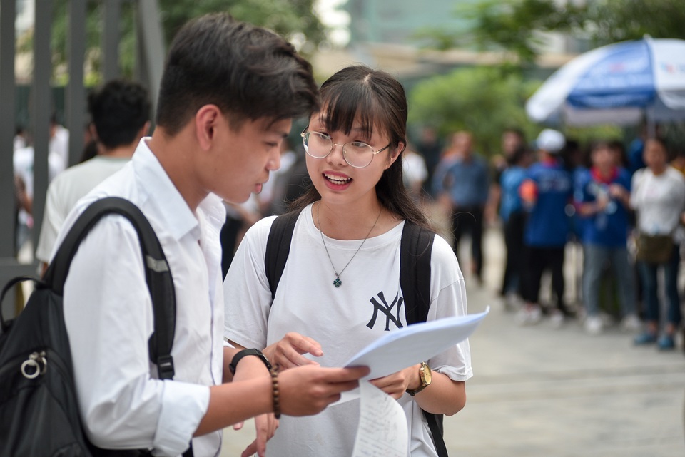 Chùm ảnh: Thí sinh thận trọng thảo luận bài khó sau buổi thi Toán - 10 Chùm ảnh: Thí sinh thận trọng thảo luận bài khó sau buổi thi Toán - 10