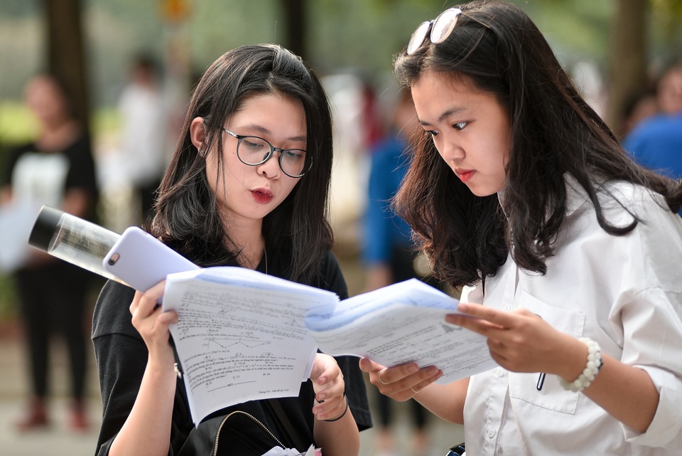 Chùm ảnh: Thí sinh thận trọng thảo luận bài khó sau buổi thi Toán - 3 Chùm ảnh: Thí sinh thận trọng thảo luận bài khó sau buổi thi Toán - 3