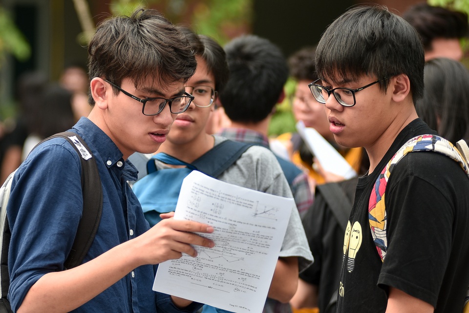 Chùm ảnh: Thí sinh thận trọng thảo luận bài khó sau buổi thi Toán - 4 Chùm ảnh: Thí sinh thận trọng thảo luận bài khó sau buổi thi Toán - 4