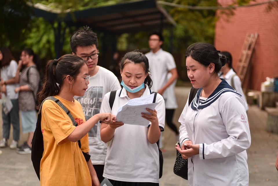 Chùm ảnh: Thí sinh thận trọng thảo luận bài khó sau buổi thi Toán - 2 Chùm ảnh: Thí sinh thận trọng thảo luận bài khó sau buổi thi Toán - 2