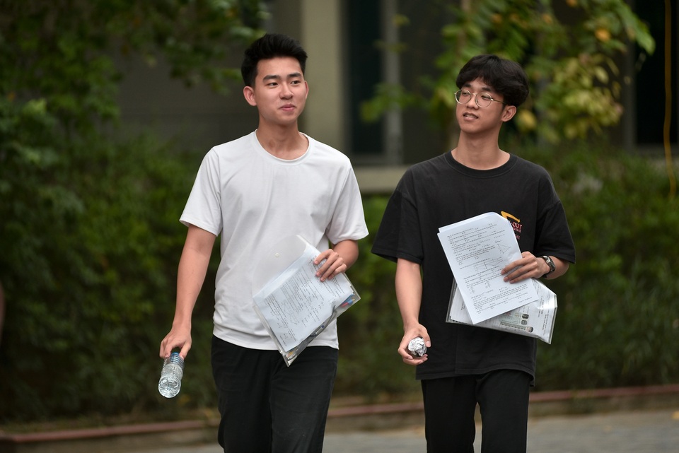 Chùm ảnh: Thí sinh thận trọng thảo luận bài khó sau buổi thi Toán - 11 Chùm ảnh: Thí sinh thận trọng thảo luận bài khó sau buổi thi Toán - 11