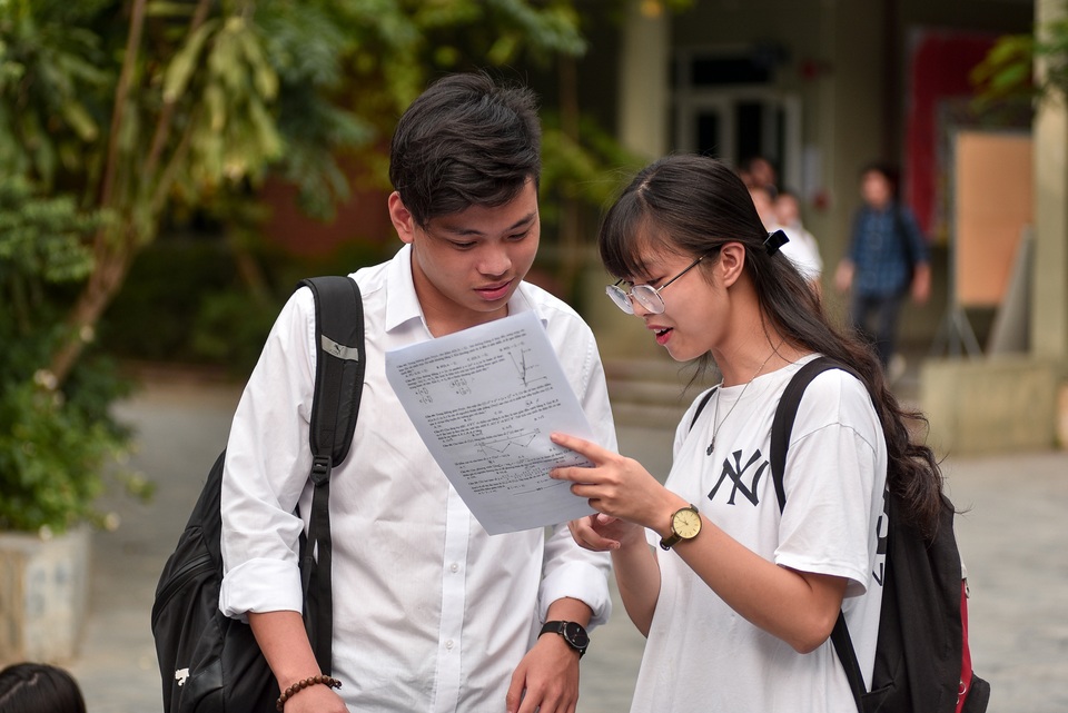Chùm ảnh: Thí sinh thận trọng thảo luận bài khó sau buổi thi Toán - 5 Chùm ảnh: Thí sinh thận trọng thảo luận bài khó sau buổi thi Toán - 5