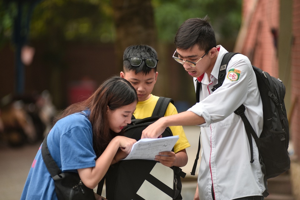 Chùm ảnh: Thí sinh thận trọng thảo luận bài khó sau buổi thi Toán - 7 Chùm ảnh: Thí sinh thận trọng thảo luận bài khó sau buổi thi Toán - 7