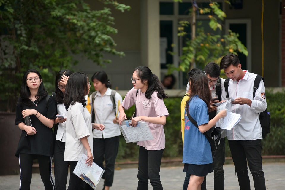 Chùm ảnh: Thí sinh thận trọng thảo luận bài khó sau buổi thi Toán - 1 Chùm ảnh: Thí sinh thận trọng thảo luận bài khó sau buổi thi Toán - 1