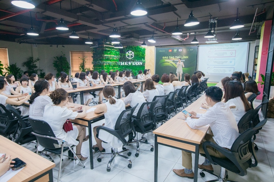 100 nữ “thủ lĩnh” trẻ tụ hội chia sẻ bí quyết tự tin theo đuổi đam mê - 1 100 nữ “thủ lĩnh” trẻ tụ hội chia sẻ bí quyết tự tin theo đuổi đam mê - 1