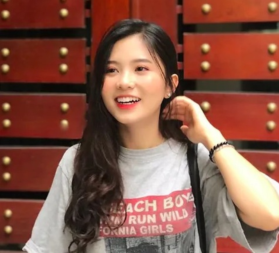 Nữ sinh cười toả nắng sau khi thi môn Văn THPT quốc gia bỗng chốc nổi tiếng - 5 Nữ sinh cười toả nắng sau khi thi môn Văn THPT quốc gia bỗng chốc nổi tiếng - 5