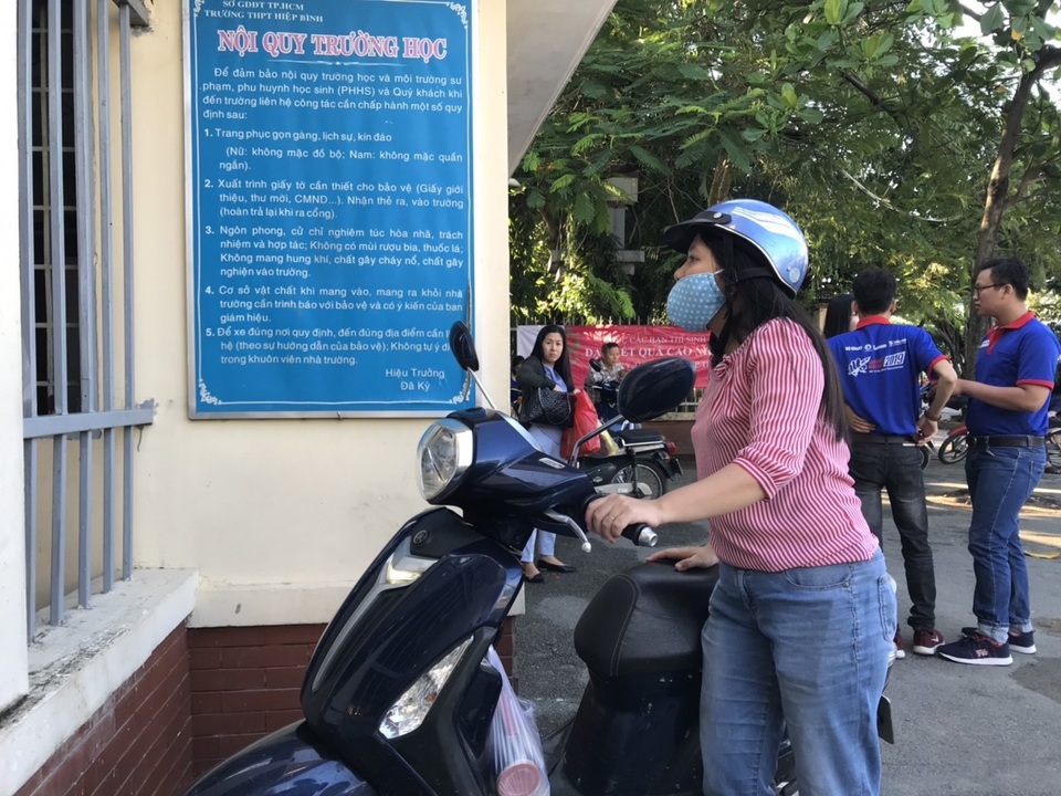 Nháo nhác vì một người phụ nữ đòi vào trường thi... gửi xe - 1 Nháo nhác vì một người phụ nữ đòi vào trường thi... gửi xe - 1