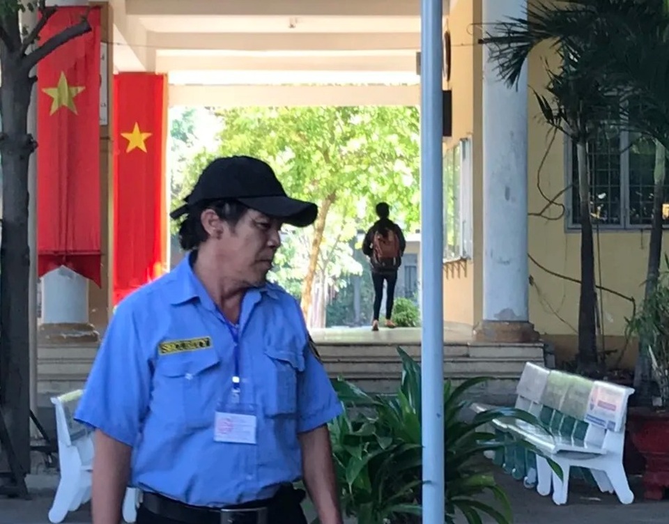 Nháo nhác vì một người phụ nữ đòi vào trường thi... gửi xe - 4 Nháo nhác vì một người phụ nữ đòi vào trường thi... gửi xe - 4