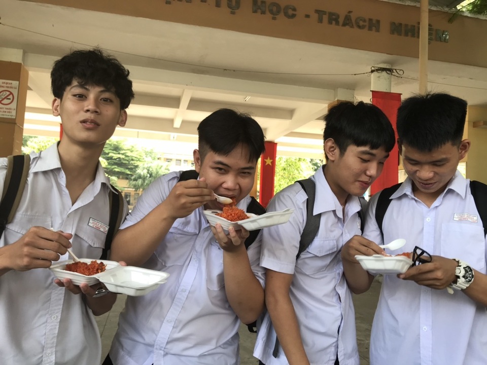 Ông bố đứng gần 4 tiếng đồng hồ ngóng con thi - 5 Ông bố đứng gần 4 tiếng đồng hồ ngóng con thi - 5