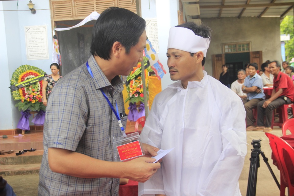 Bộ trưởng Bộ GD-ĐT gửi lời chia buồn cùng gia đình cô giáo bị nạn trong kỳ thi - 4 Bộ trưởng Bộ GD-ĐT gửi lời chia buồn cùng gia đình cô giáo bị nạn trong kỳ thi - 4
