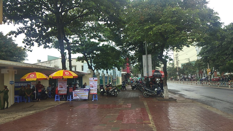 Phụ huynh “đội mưa” chờ con thi Văn - 6