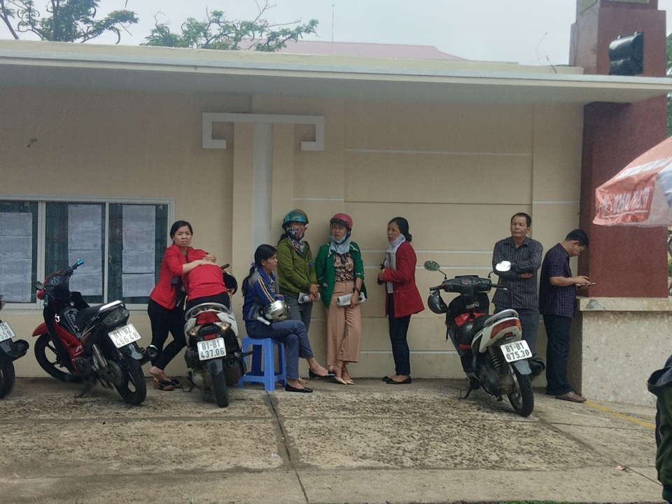 Phụ huynh “đội mưa” chờ con thi Văn - 5