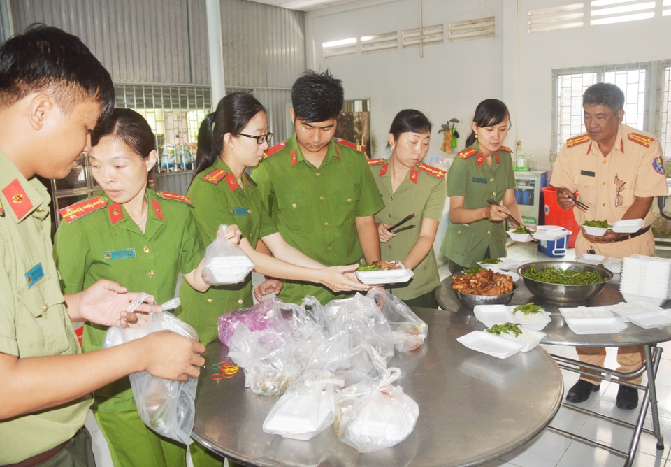 Sóc Trăng: Những suất cơm nghĩa tình mùa thi - 3 Sóc Trăng: Những suất cơm nghĩa tình mùa thi - 3