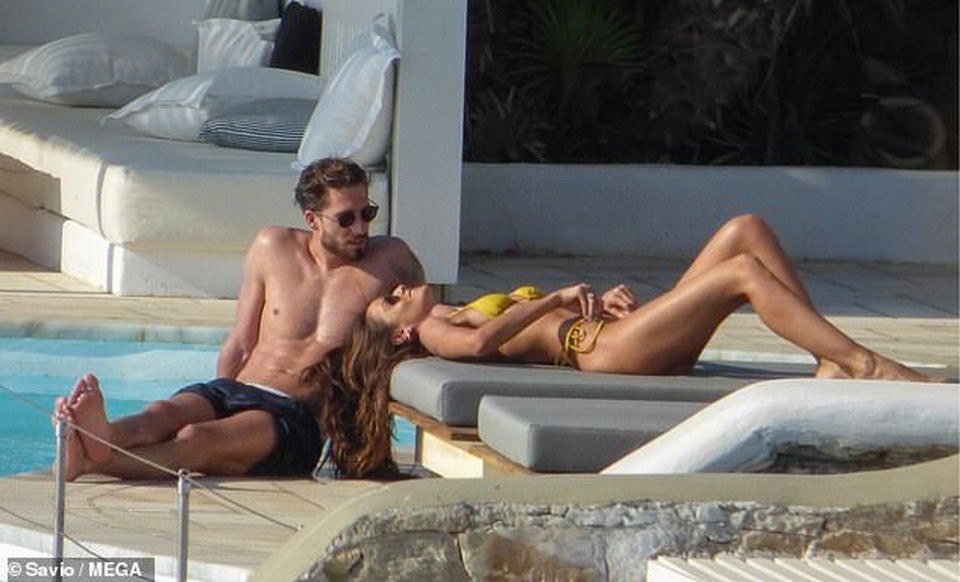 Siêu mẫu áo tắm Izabel Goulart khoe dáng hoàn hảo bên bồ kém 6 tuổi - 5 Siêu mẫu áo tắm Izabel Goulart khoe dáng hoàn hảo bên bồ kém 6 tuổi - 5