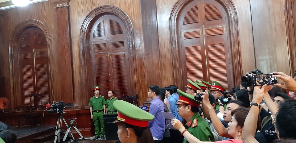Vợ bác sĩ Chiêm Quốc Thái bị tuyên phạt 18 tháng tù - 3 Vợ bác sĩ Chiêm Quốc Thái bị tuyên phạt 18 tháng tù - 3