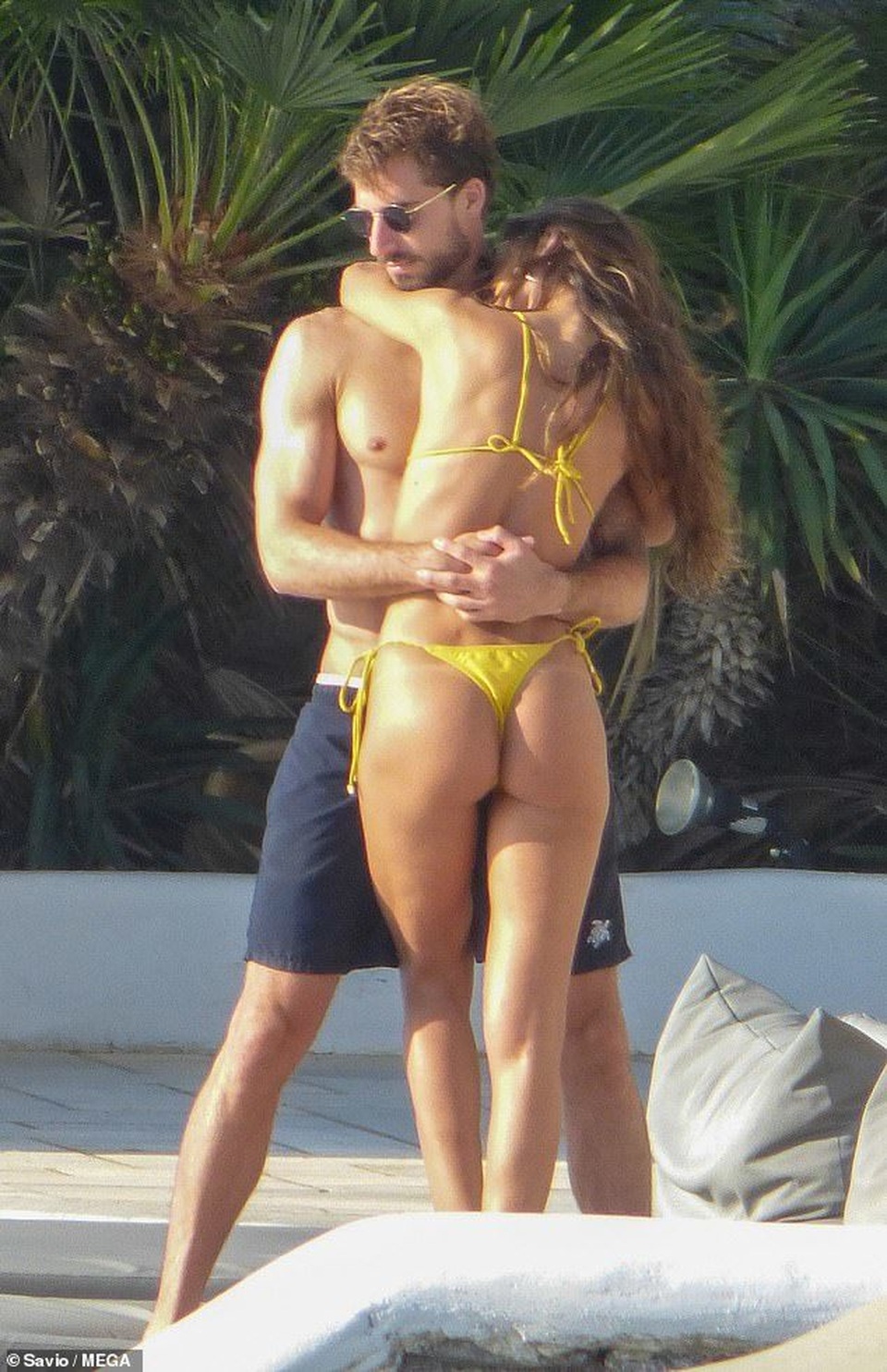 Siêu mẫu áo tắm Izabel Goulart khoe dáng hoàn hảo bên bồ kém 6 tuổi - 6 Siêu mẫu áo tắm Izabel Goulart khoe dáng hoàn hảo bên bồ kém 6 tuổi - 6