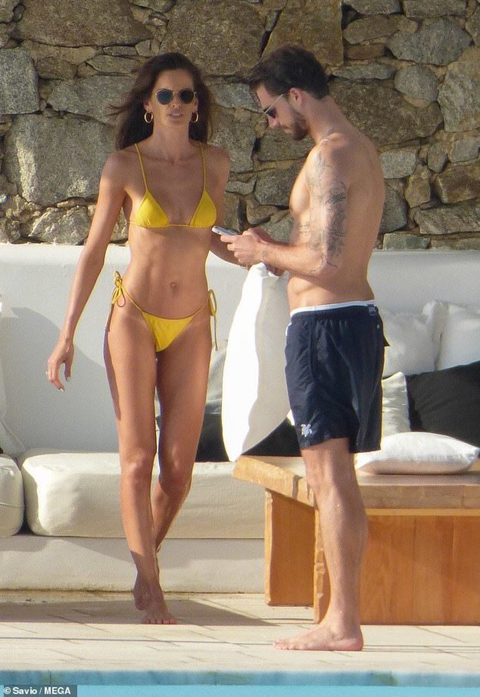 Siêu mẫu áo tắm Izabel Goulart khoe dáng hoàn hảo bên bồ kém 6 tuổi - 9 Siêu mẫu áo tắm Izabel Goulart khoe dáng hoàn hảo bên bồ kém 6 tuổi - 9