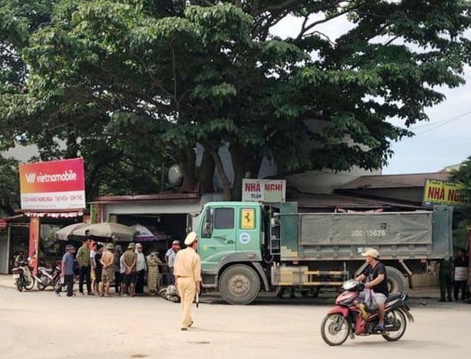 Xe tải tông xe máy, 2 phụ nữ tử vong, 2 trẻ nhỏ bị thương - 1