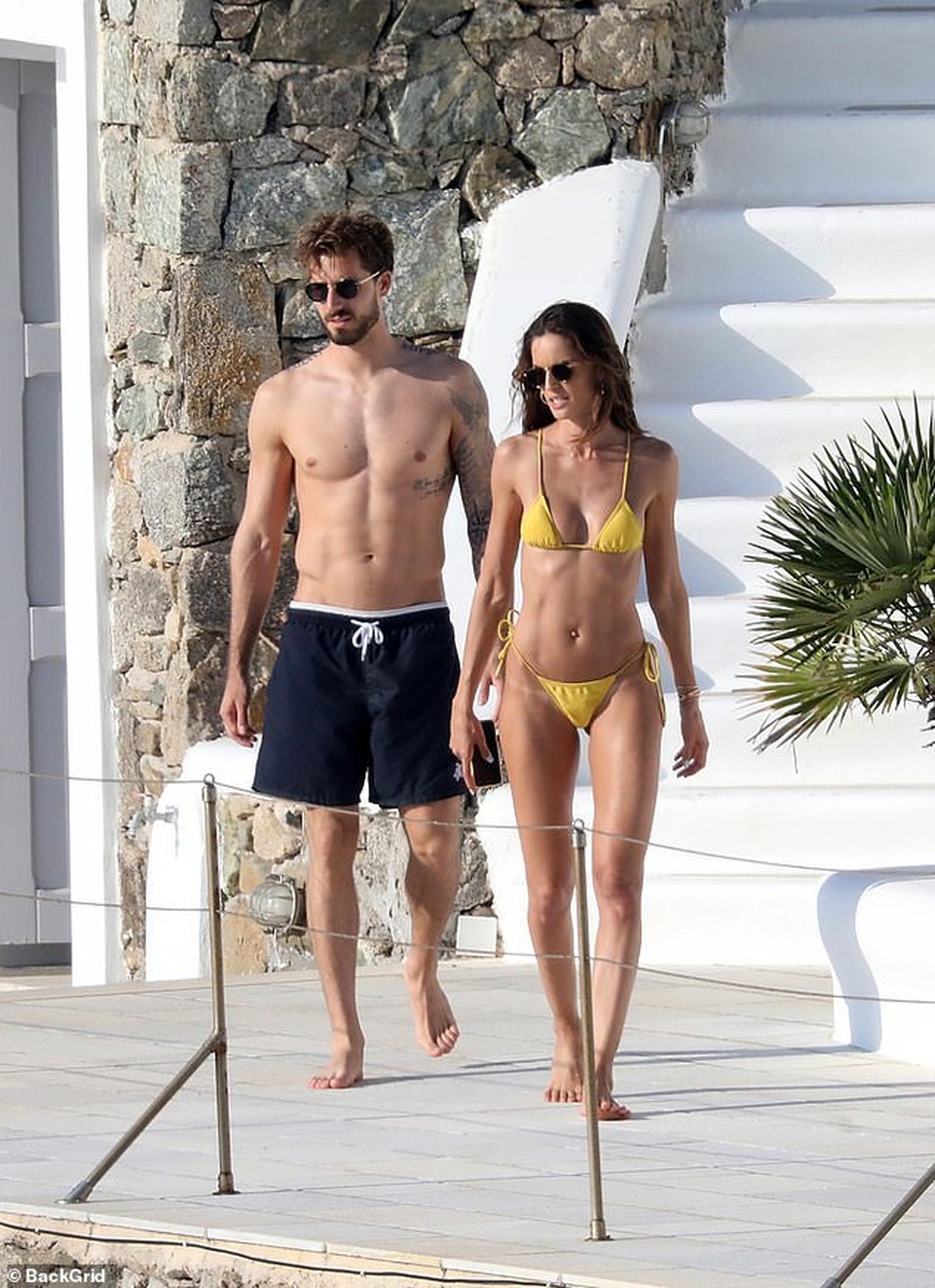 Siêu mẫu áo tắm Izabel Goulart khoe dáng hoàn hảo bên bồ kém 6 tuổi - 1 Siêu mẫu áo tắm Izabel Goulart khoe dáng hoàn hảo bên bồ kém 6 tuổi - 1