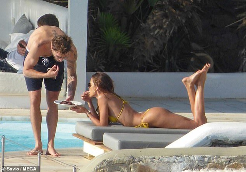 Siêu mẫu áo tắm Izabel Goulart khoe dáng hoàn hảo bên bồ kém 6 tuổi - 3 Siêu mẫu áo tắm Izabel Goulart khoe dáng hoàn hảo bên bồ kém 6 tuổi - 3