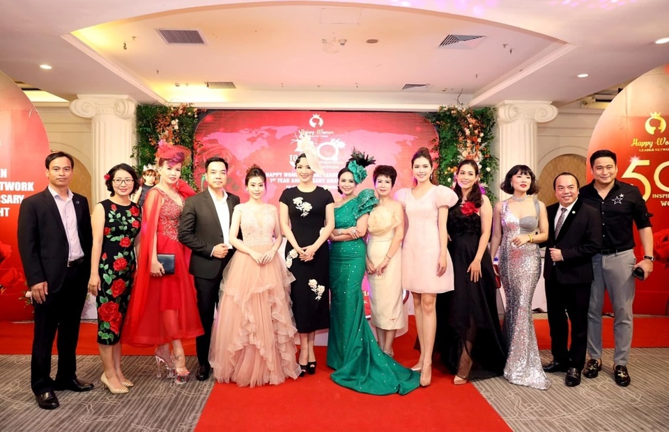Chủ tịch Happy Women Bùi Thị Thanh Hương vỡ òa cảm xúc trong đêm tiệc - 2 Chủ tịch Happy Women Bùi Thị Thanh Hương vỡ òa cảm xúc trong đêm tiệc - 2