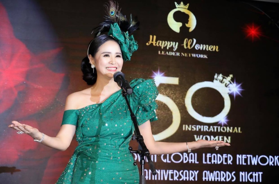 Chủ tịch Happy Women Bùi Thị Thanh Hương vỡ òa cảm xúc trong đêm tiệc - 4 Chủ tịch Happy Women Bùi Thị Thanh Hương vỡ òa cảm xúc trong đêm tiệc - 4