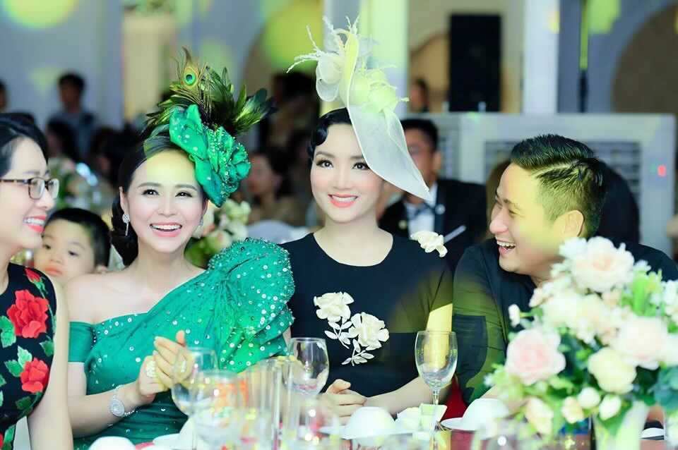Chủ tịch Happy Women Bùi Thị Thanh Hương vỡ òa cảm xúc trong đêm tiệc - 5 Chủ tịch Happy Women Bùi Thị Thanh Hương vỡ òa cảm xúc trong đêm tiệc - 5