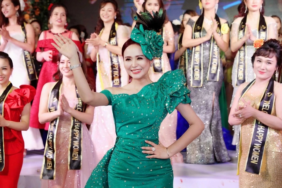 Chủ tịch Happy Women Bùi Thị Thanh Hương vỡ òa cảm xúc trong đêm tiệc - 6 Chủ tịch Happy Women Bùi Thị Thanh Hương vỡ òa cảm xúc trong đêm tiệc - 6