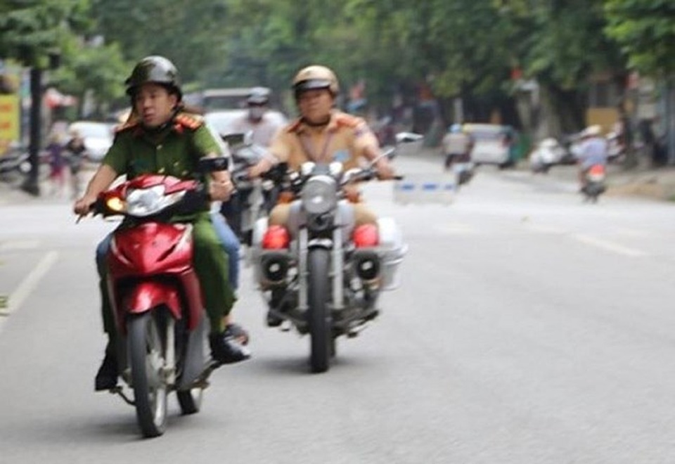 Công an hú còi hộ tống thí sinh ngủ muộn đến phòng thi - 1 Công an hú còi hộ tống thí sinh ngủ muộn đến phòng thi - 1