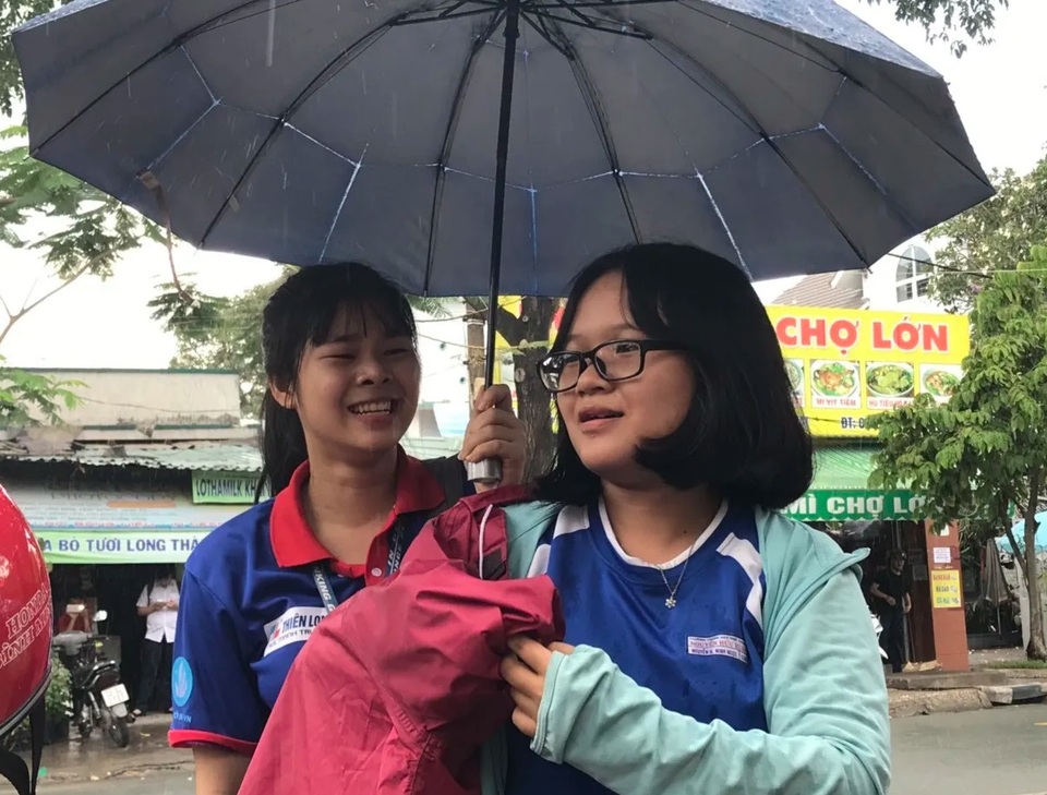 Vừa rời phòng thi, thí sinh TPHCM vội vã chạy mưa - 4 Vừa rời phòng thi, thí sinh TPHCM vội vã chạy mưa - 4