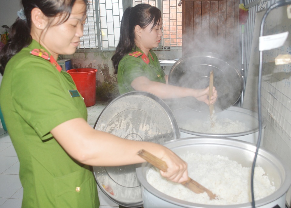 Sóc Trăng: Những suất cơm nghĩa tình mùa thi - 1 Sóc Trăng: Những suất cơm nghĩa tình mùa thi - 1