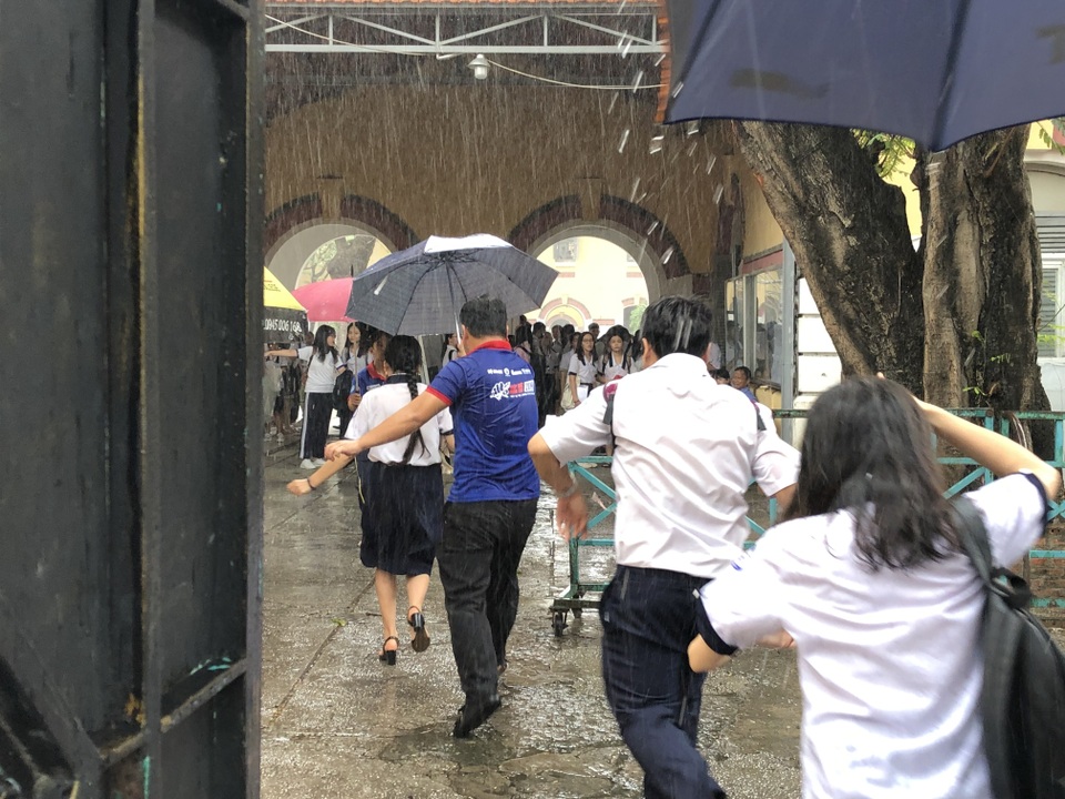 Chùm ảnh: Thí sinh Sài Gòn dầm mưa đến trường thi môn Ngoại ngữ - 7 Chùm ảnh: Thí sinh Sài Gòn dầm mưa đến trường thi môn Ngoại ngữ - 7