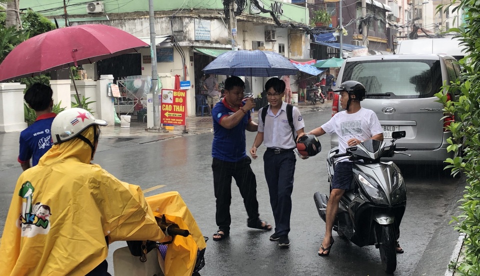 Chùm ảnh: Thí sinh Sài Gòn dầm mưa đến trường thi môn Ngoại ngữ - 2 Chùm ảnh: Thí sinh Sài Gòn dầm mưa đến trường thi môn Ngoại ngữ - 2