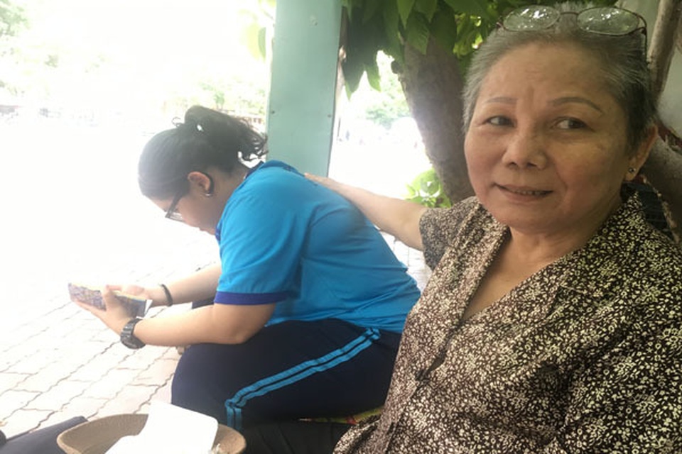 Cụ bà Sài Gòn ngả lưng trên thân cây khô chờ cháu ngoại đi thi - 3 Cụ bà Sài Gòn ngả lưng trên thân cây khô chờ cháu ngoại đi thi - 3