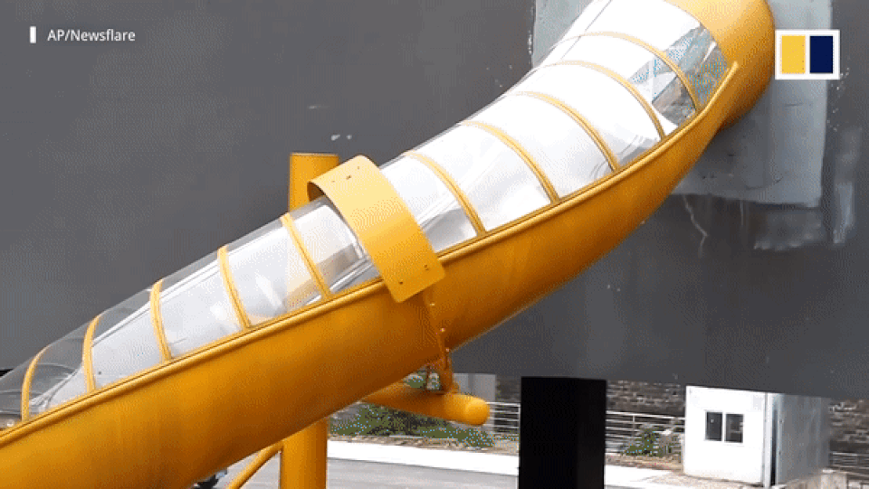 Cầu trượt xoắn ốc từ tầng 3 xuống mặt đất dành cho “người lười” - 1 Cầu trượt xoắn ốc từ tầng 3 xuống mặt đất dành cho “người lười” - 1