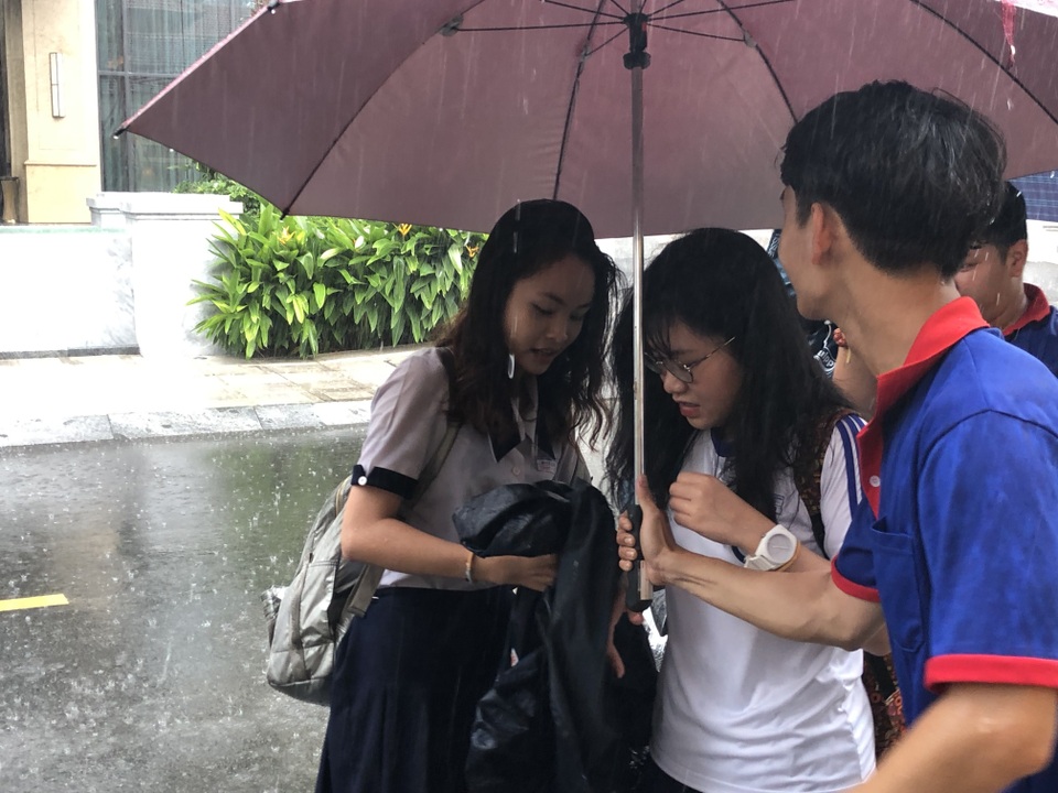 Chùm ảnh: Thí sinh Sài Gòn dầm mưa đến trường thi môn Ngoại ngữ - 3 Chùm ảnh: Thí sinh Sài Gòn dầm mưa đến trường thi môn Ngoại ngữ - 3