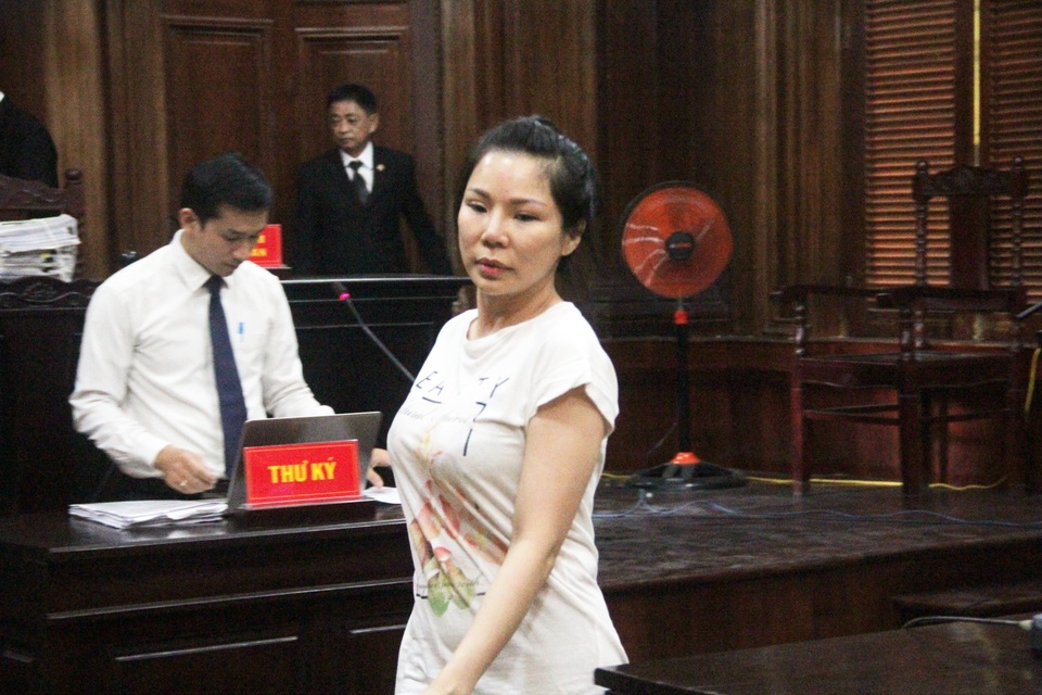 Vợ bác sĩ Chiêm Quốc Thái bị tuyên phạt 18 tháng tù - 1 Vợ bác sĩ Chiêm Quốc Thái bị tuyên phạt 18 tháng tù - 1