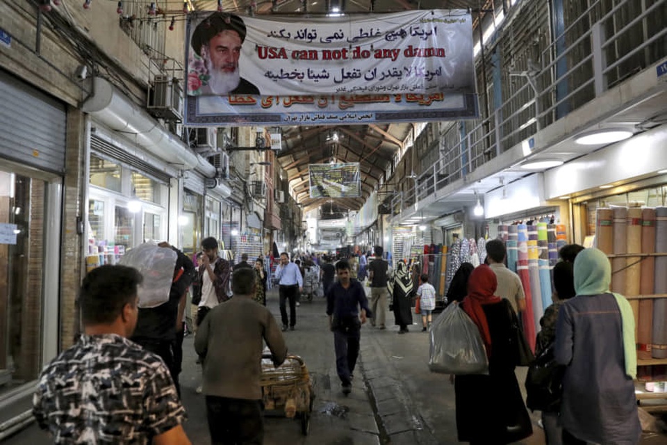 Người Iran “oằn mình” chống đỡ đòn giáng trừng phạt của Mỹ - 1 Người Iran “oằn mình” chống đỡ đòn giáng trừng phạt của Mỹ - 1