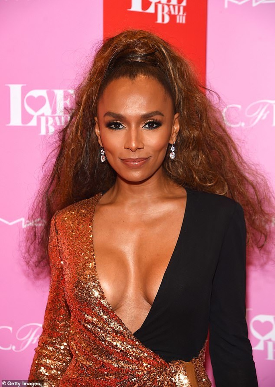 Janet Mock đọ ngực đầy đặn với Teyana Taylor - 1