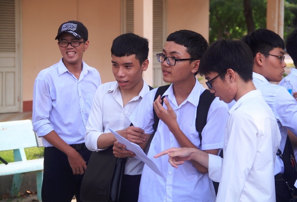 Đình chỉ thí sinh dùng điện thoại chụp ảnh đề Lý trong phòng thi - 1 Đình chỉ thí sinh dùng điện thoại chụp ảnh đề Lý trong phòng thi - 1