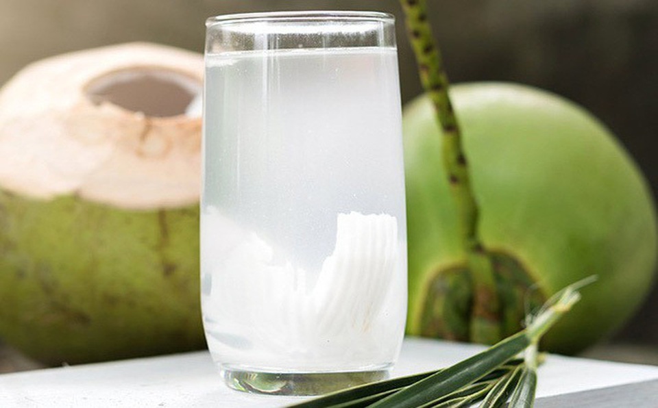 Đối phó với nắng nóng: Đừng chỉ uống nước lọc, hãy uống thêm nước dừa, oresol - 1 Đối phó với nắng nóng: Đừng chỉ uống nước lọc, hãy uống thêm nước dừa, oresol - 1