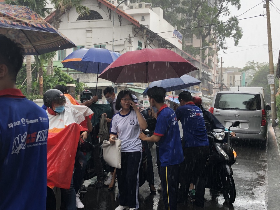 Chùm ảnh: Thí sinh Sài Gòn dầm mưa đến trường thi môn Ngoại ngữ - 4 Chùm ảnh: Thí sinh Sài Gòn dầm mưa đến trường thi môn Ngoại ngữ - 4