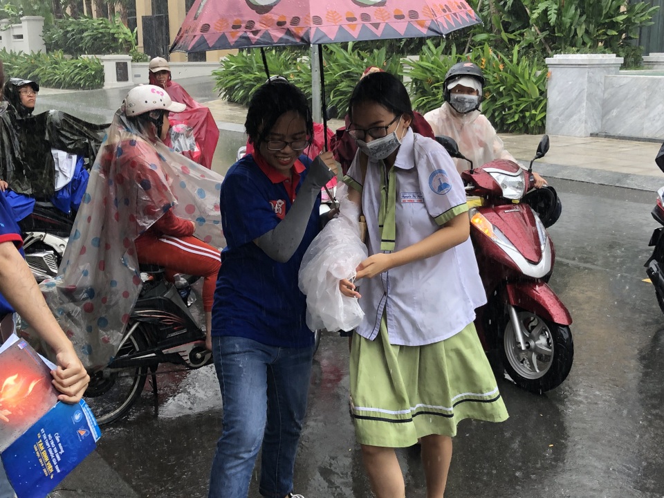 Chùm ảnh: Thí sinh Sài Gòn dầm mưa đến trường thi môn Ngoại ngữ - 6 Chùm ảnh: Thí sinh Sài Gòn dầm mưa đến trường thi môn Ngoại ngữ - 6