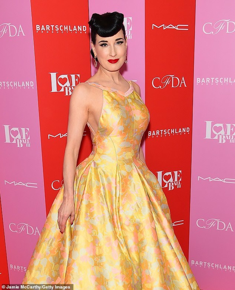 Vũ nữ Dita Von Teese vẫn trẻ đẹp ở tuổi 47 - 5