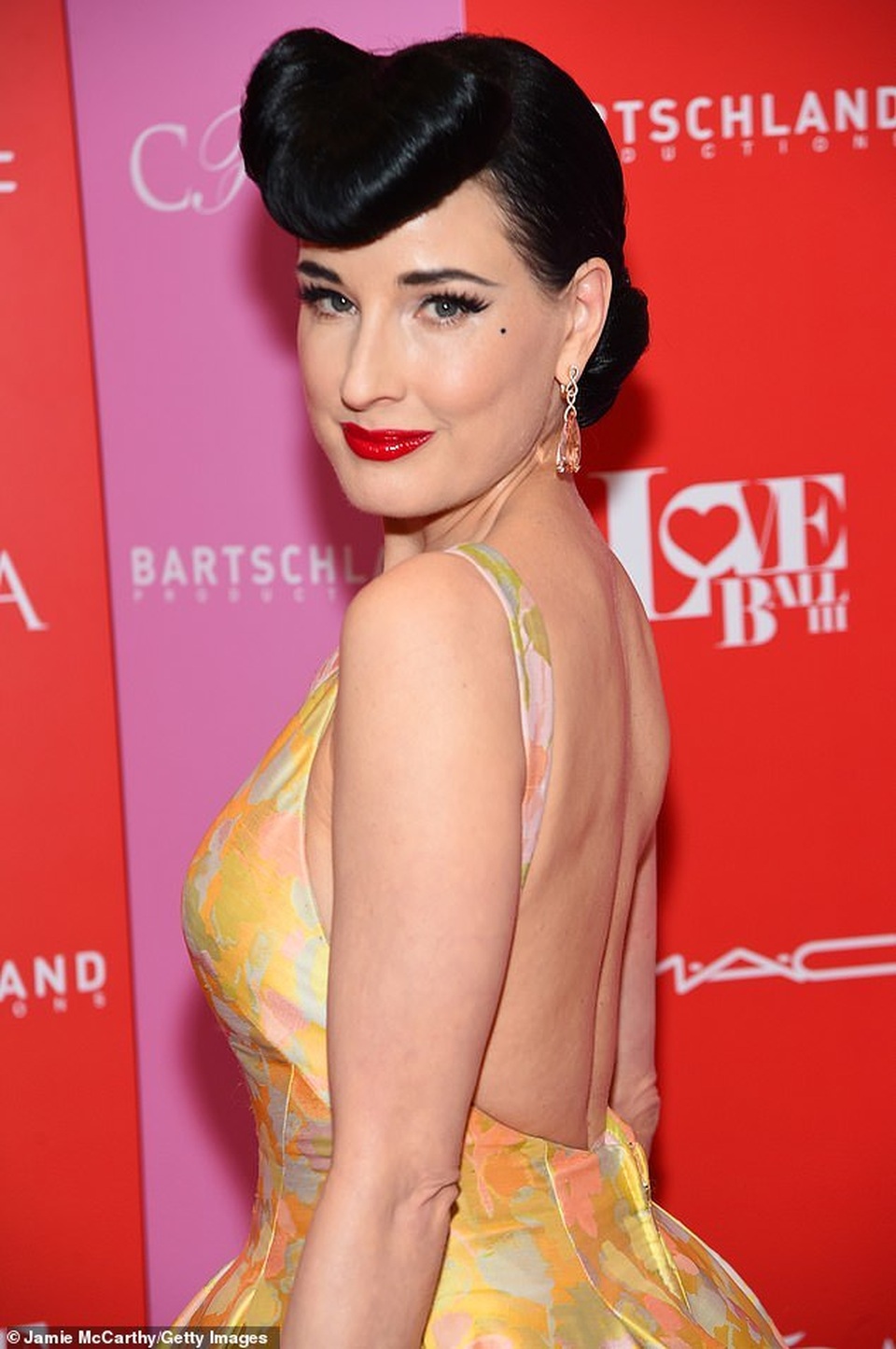 Vũ nữ Dita Von Teese vẫn trẻ đẹp ở tuổi 47 - 2