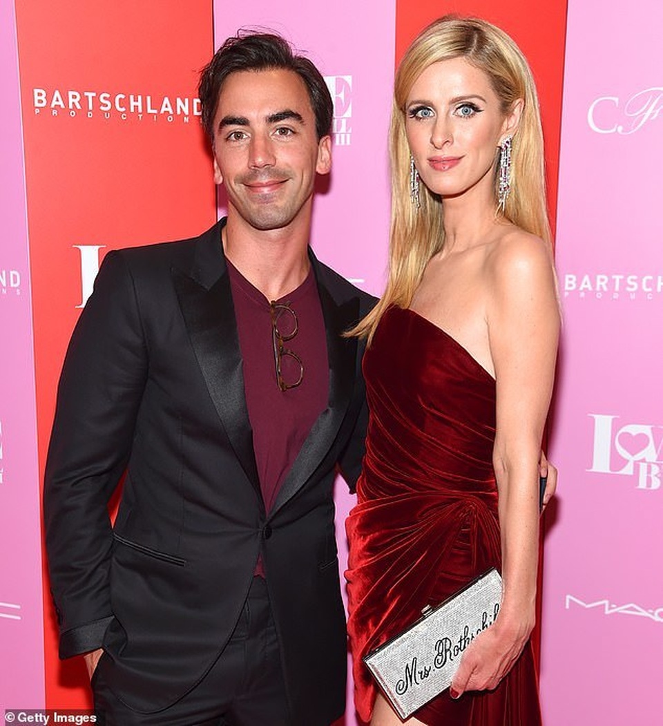 Vũ nữ Dita Von Teese vẫn trẻ đẹp ở tuổi 47 - 7