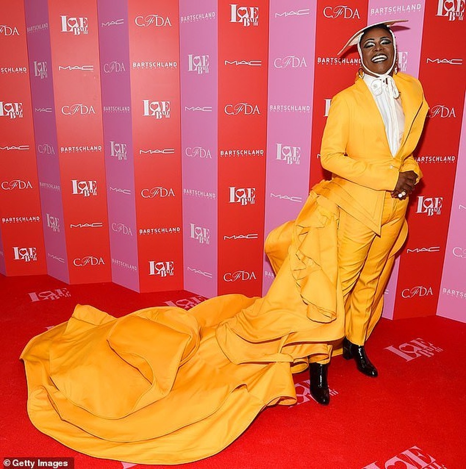 Vũ nữ Dita Von Teese vẫn trẻ đẹp ở tuổi 47 - 13