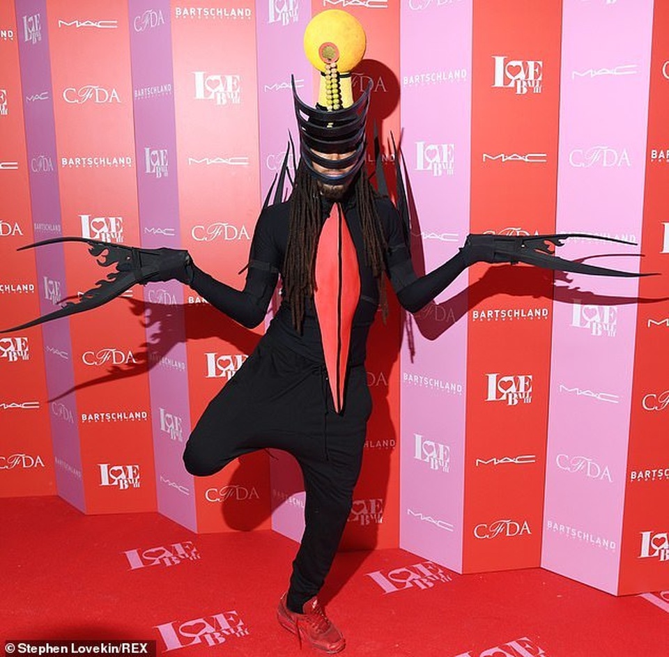 Vũ nữ Dita Von Teese vẫn trẻ đẹp ở tuổi 47 - 17