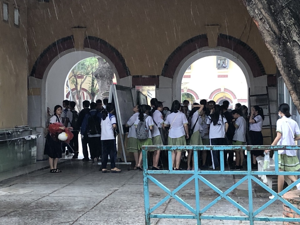 Chùm ảnh: Thí sinh Sài Gòn dầm mưa đến trường thi môn Ngoại ngữ - 1 Chùm ảnh: Thí sinh Sài Gòn dầm mưa đến trường thi môn Ngoại ngữ - 1
