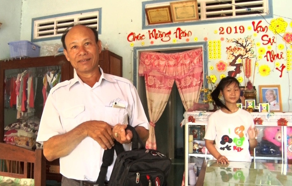 Ông ngoại 60 tuổi vẫn quyết tâm đi thi THPT quốc gia - 1 Ông ngoại 60 tuổi vẫn quyết tâm đi thi THPT quốc gia - 1